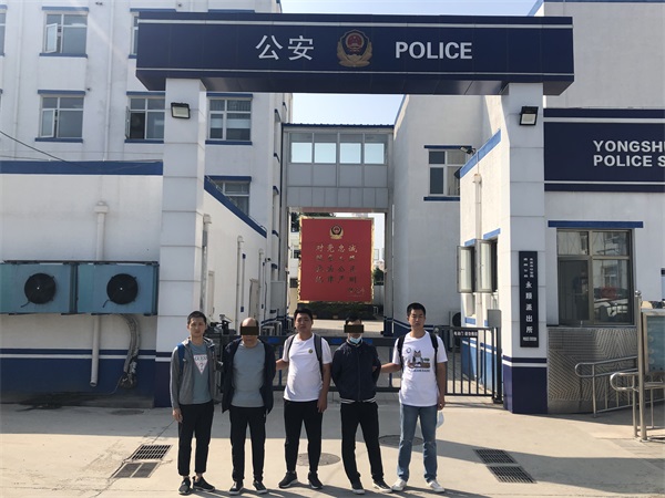 图为民警抓获的犯罪嫌疑人高某和李某强