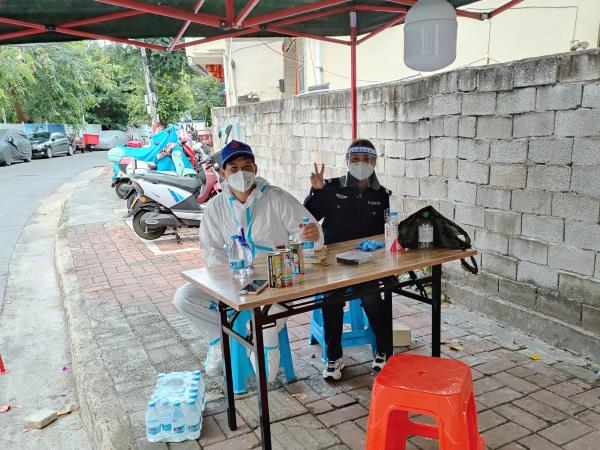 图为三亚港海岸派出所辅警兰芳与丈夫共同开展防疫工作