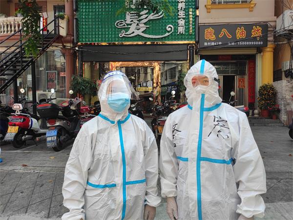 图为三亚港海岸派出所辅警樊艳茵与姐姐肩并肩战疫