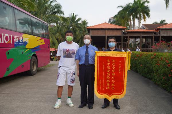 陈玉林（中）接受隔离人员赠送的锦旗.jpg