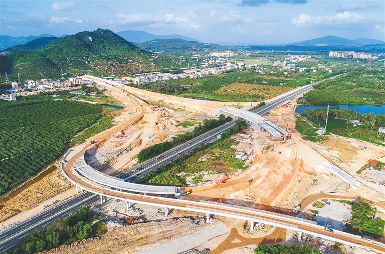2020年11月25日，在山海高速公路藤桥互通建设工地，工人正加紧施工。海南日报记者 武威 通讯员 杨涛 图文