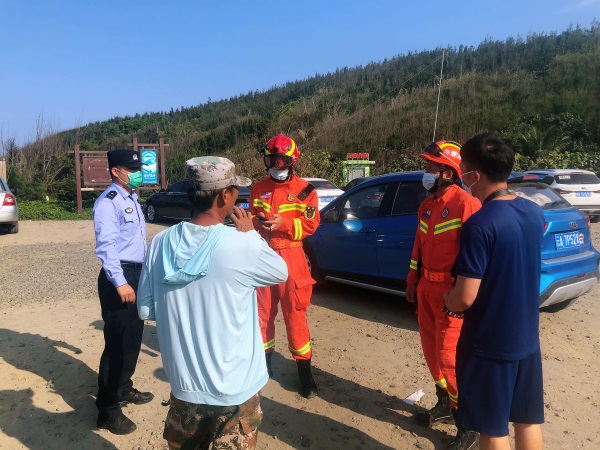 1图为海岸警察、消防等部门人员准备进山救援
