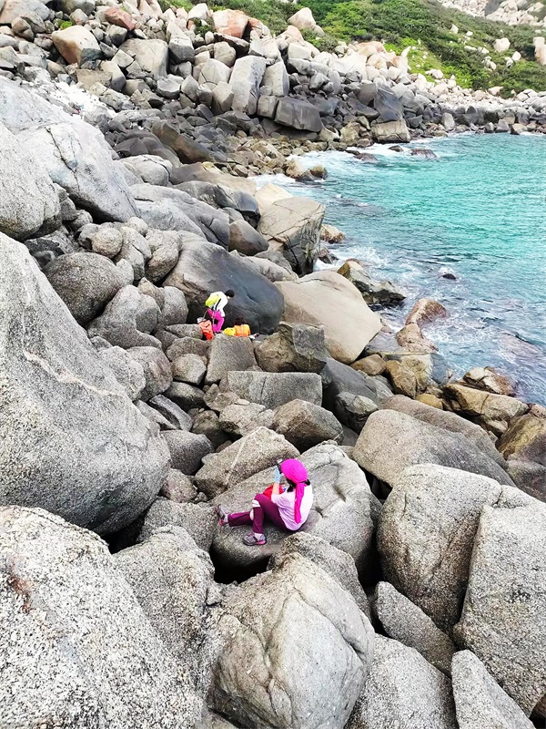2图为救援人员发现3名被困旅客