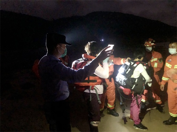 3图为被困旅客被成功救出