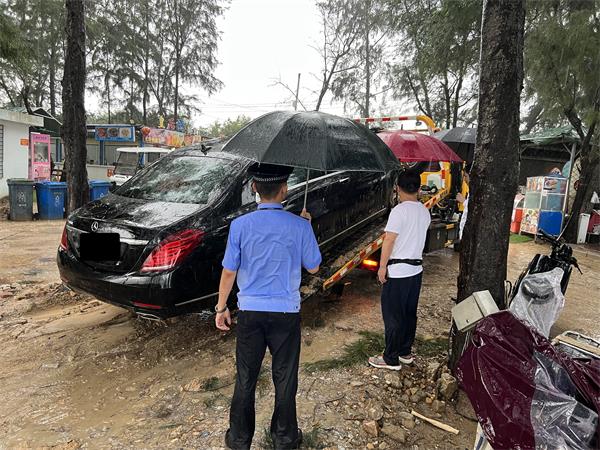 图为遇险车辆被拖车运走检修.jpg