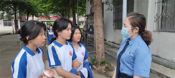 林燕向学生了解学校落实“一号检察建议”情况.jpg