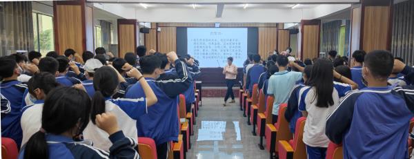 学生庄严宣誓.jpg