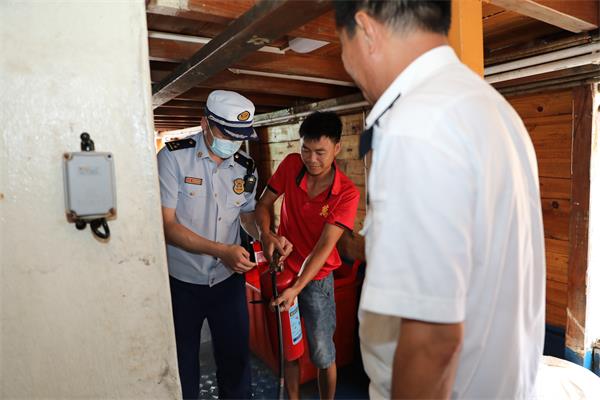 检查渔民是否会使用灭火器.JPG