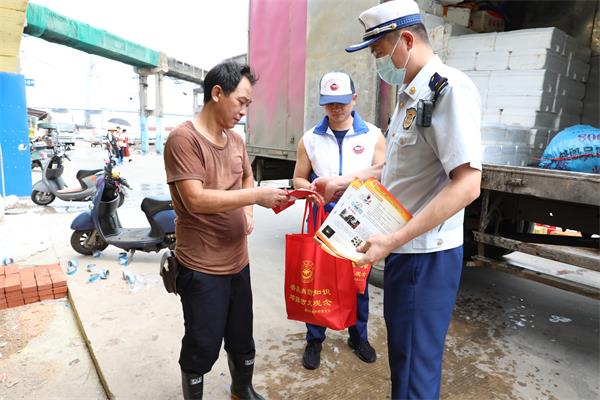 联合志愿者发放消防宣传资料.JPG