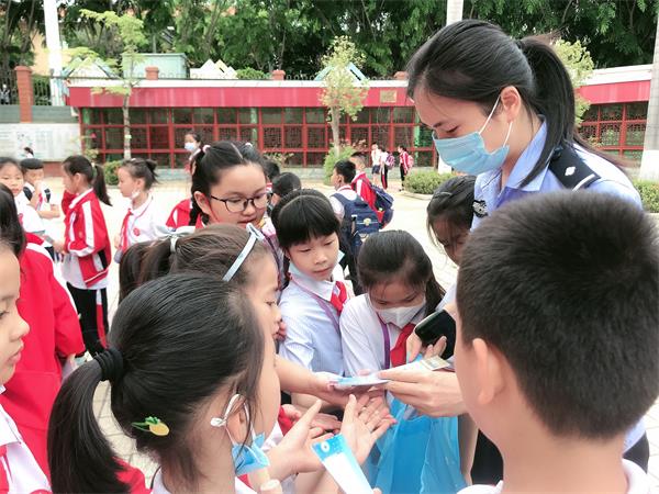 干警向同学们发放宣传资料