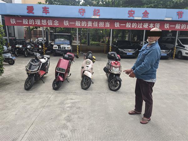 图为犯罪嫌疑人韩某指认盗窃的电动车