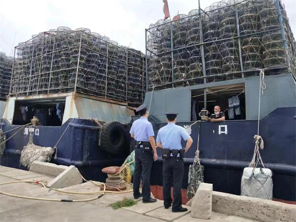岭头海岸派出所对省内异地休渔船舶进行走访