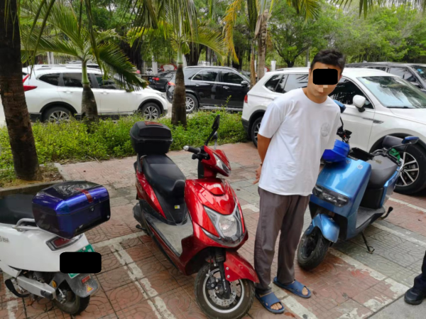 图为犯罪嫌疑人李某指认被盗电动车