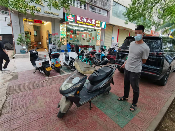 图为犯罪嫌疑人付某指认用于实施作案的车辆