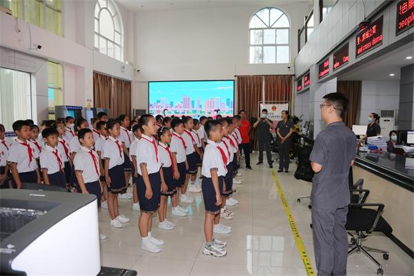 参观诉讼服务中心.JPG