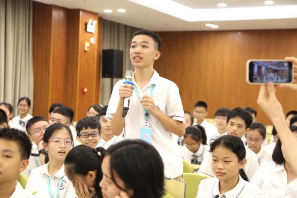 学生积极回答问题.jpg