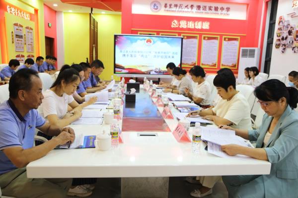 座谈会.jpg