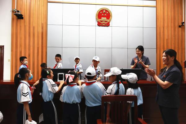学生们参观法庭.jpg