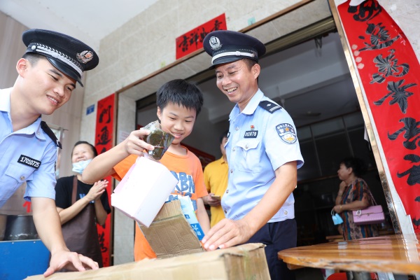 图为群众参与现场反诈普法活动并进行抽奖
