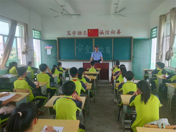 图为民警深入校园开展节日安全普法活动