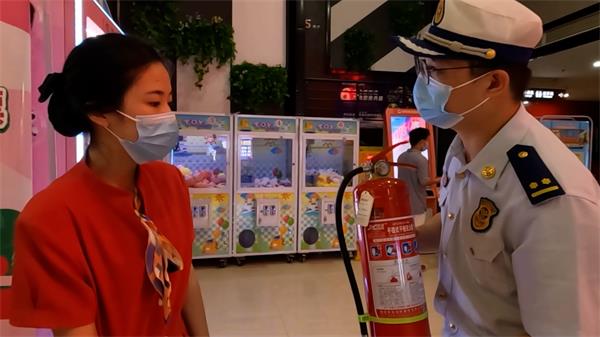 消防监督员讲解如何正确检查灭火器.jpg
