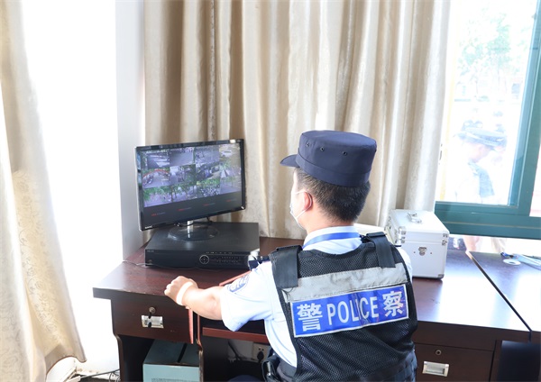 第七支队民警检查学校监控设备，范耀文摄