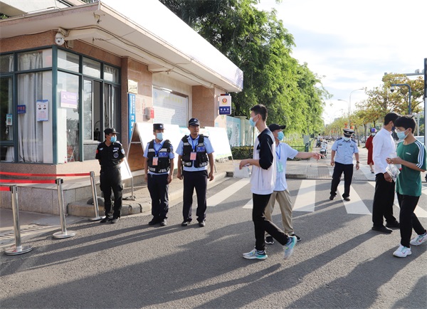 第七支队民警引导考生有序入场参加高考，范耀文摄