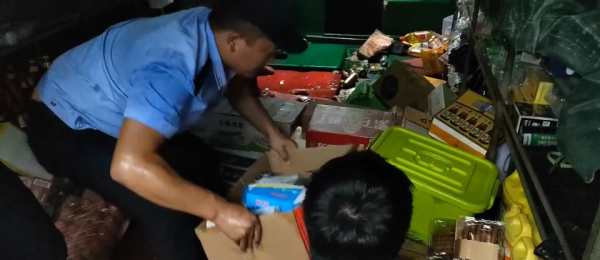 图为民警帮助群众转移船上货物.png