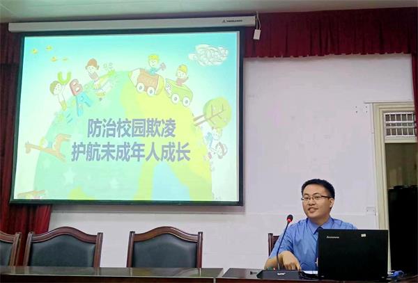 我院干警李明龙在澄迈县实验小学上“防治校园欺凌”为主题的法治课.jpg