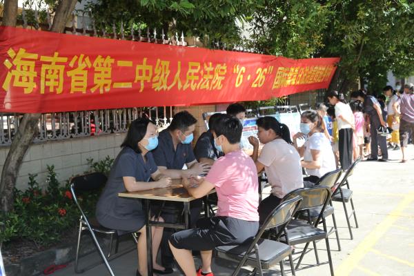 4.海南二中院到头潭村开展禁毒法治宣传活动。（罗凤灵摄）.jpg