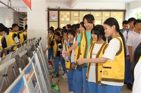 2.学生观看禁毒宣传海报。（罗凤灵摄）.JPG