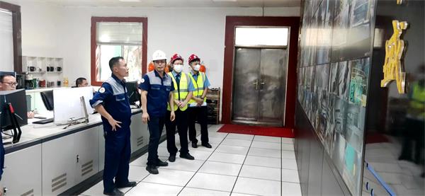 检察干警与澄迈华盛天涯水泥有限公司相关负责人检查网格中心.jpg