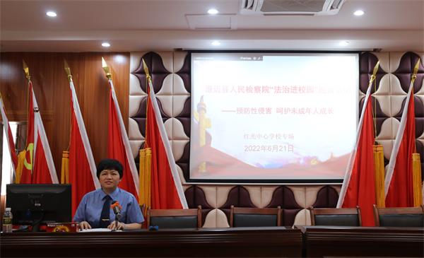 我院党组成员、副检察长李海燕为同学们上法治课