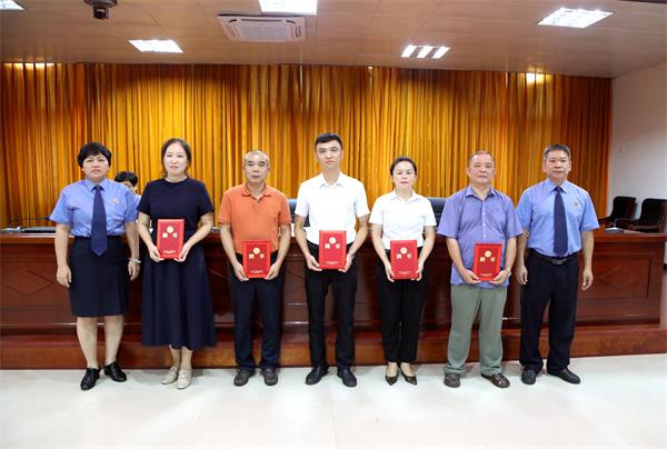 该院院领导分别为听证员颁发聘任证书1.jpg