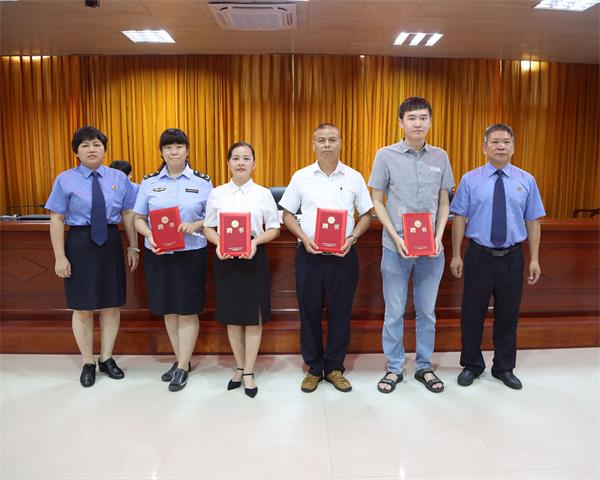 该院院领导分别为听证员颁发聘任证书2.jpg