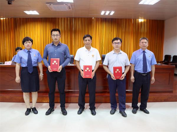 该院院领导分别为听证员颁发聘任证书3.jpg