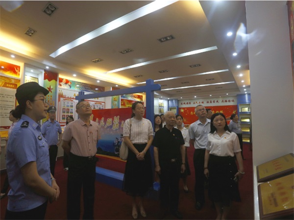 文昌市银行系统人员参观文昌海岸警察队史馆
