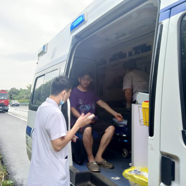 货车打滑侧翻高速路绿化带，琼海消防迅速破拆车门抢险救援(2).jpg