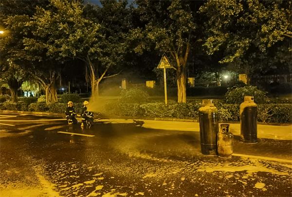 惊险！琼海一汽车起火，据说车里还有3个煤气罐,消防紧急救援!(8).jpg