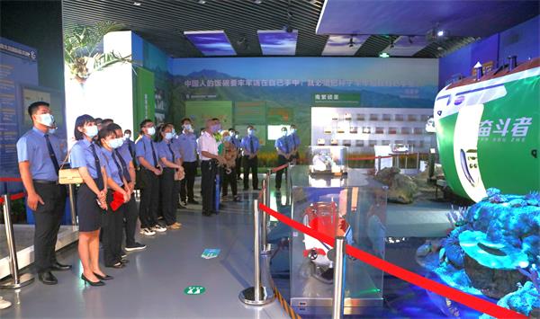 干警们参观展区展品.jpg