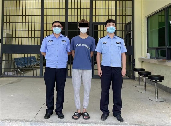 图为投案自首的犯罪嫌疑人2