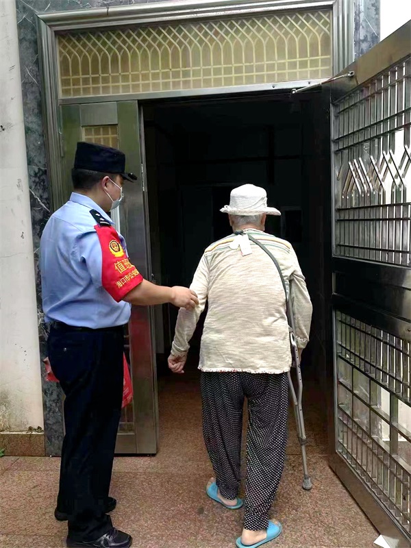 红岛海岸派出所民警送腿脚不便老人回家。 (1)