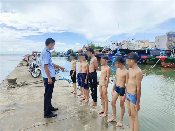 民警及时发现并劝阻在港口码头游泳的辖区少年，并进行防溺水安全教育。