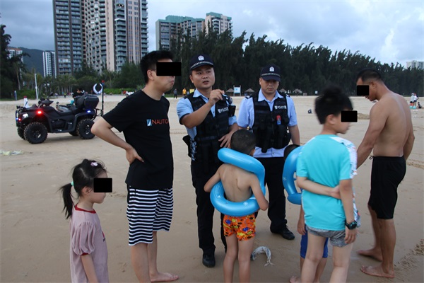 图为执勤民警现场向群众普及防溺水安全知识