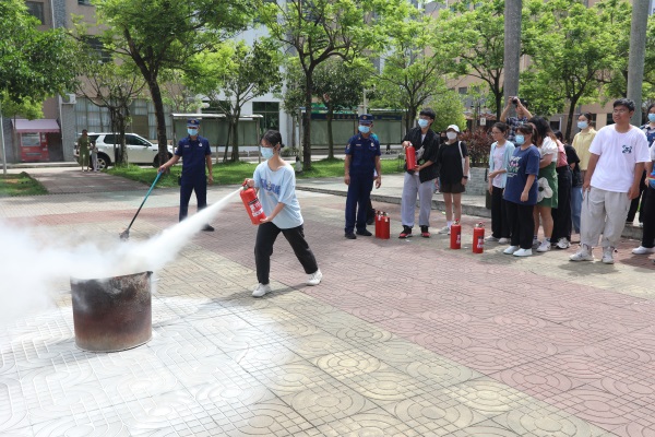 志愿者体验灭火器实操2