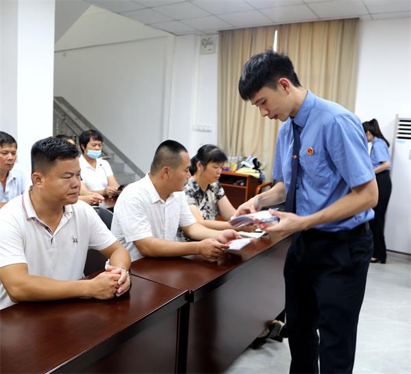 我院干警向村民发放《反有组织犯罪法》、《防范养老诈骗宣传手册》.jpg
