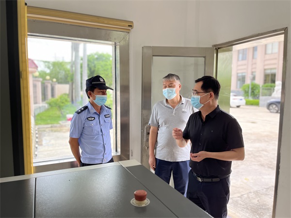 昌江法院党组书记、院长钟振强到乌烈法庭检查指导疫情防控工作