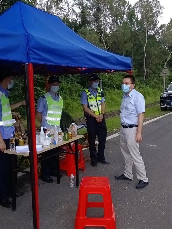 我院党组书记、检察长吴绍维和班子成员多次深入包点村和社区一线督导走访，指导疫情防控工作2.jpg