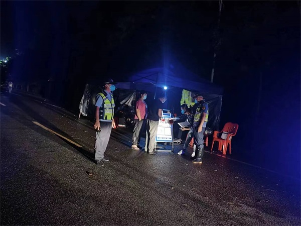 疫情下的坚守  临高公安“疫”路守护 严格实施疫情防控道路交通管控 (5)