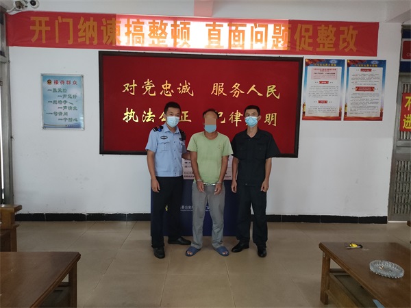 不配合疫情防控？一男子强行闯卡被临高警方处罚